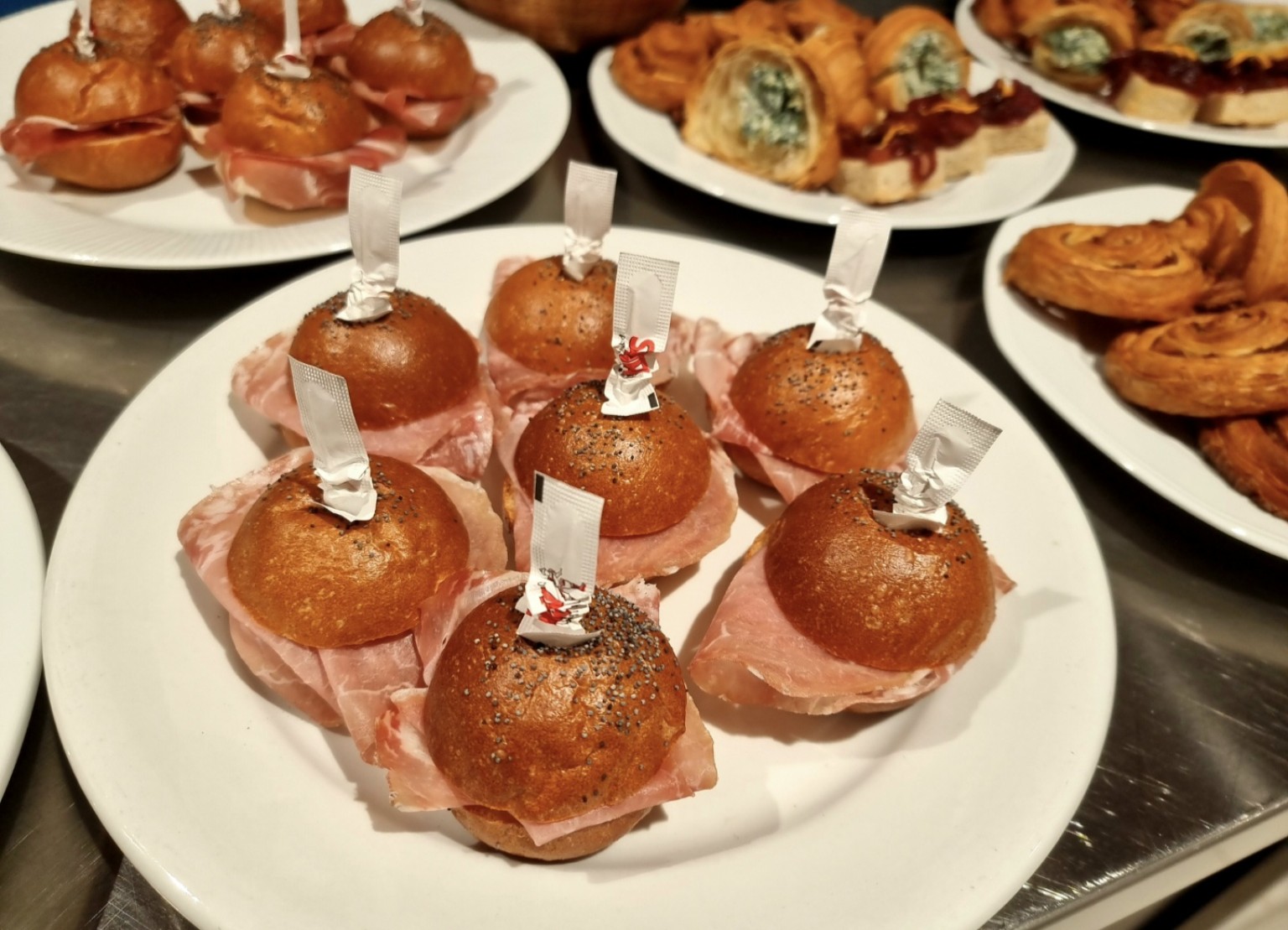 Piccoli panini farciti e preparazioni salate per aperitivi e feste