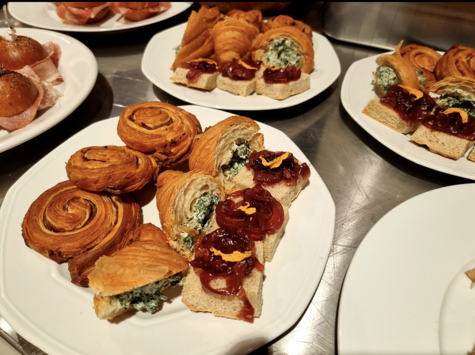 Assortimento di sfoglie, girelle e bocconcini salati