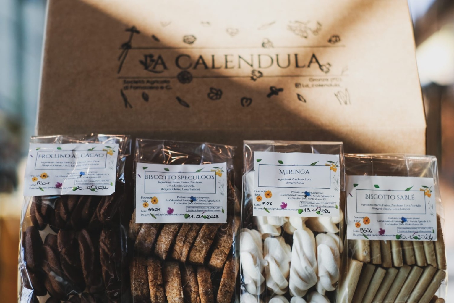 Assortimento di biscotti e meringhe confezionati di La Calendula