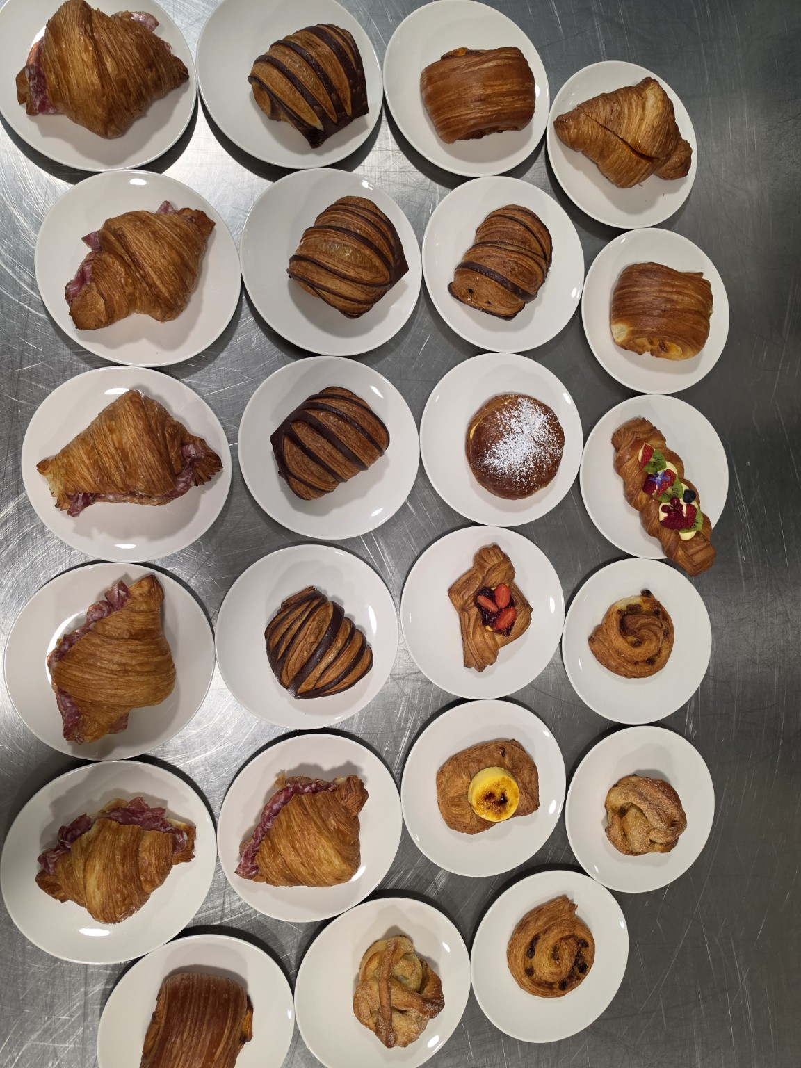 Assortimento di brioche e lievitati sui piattini