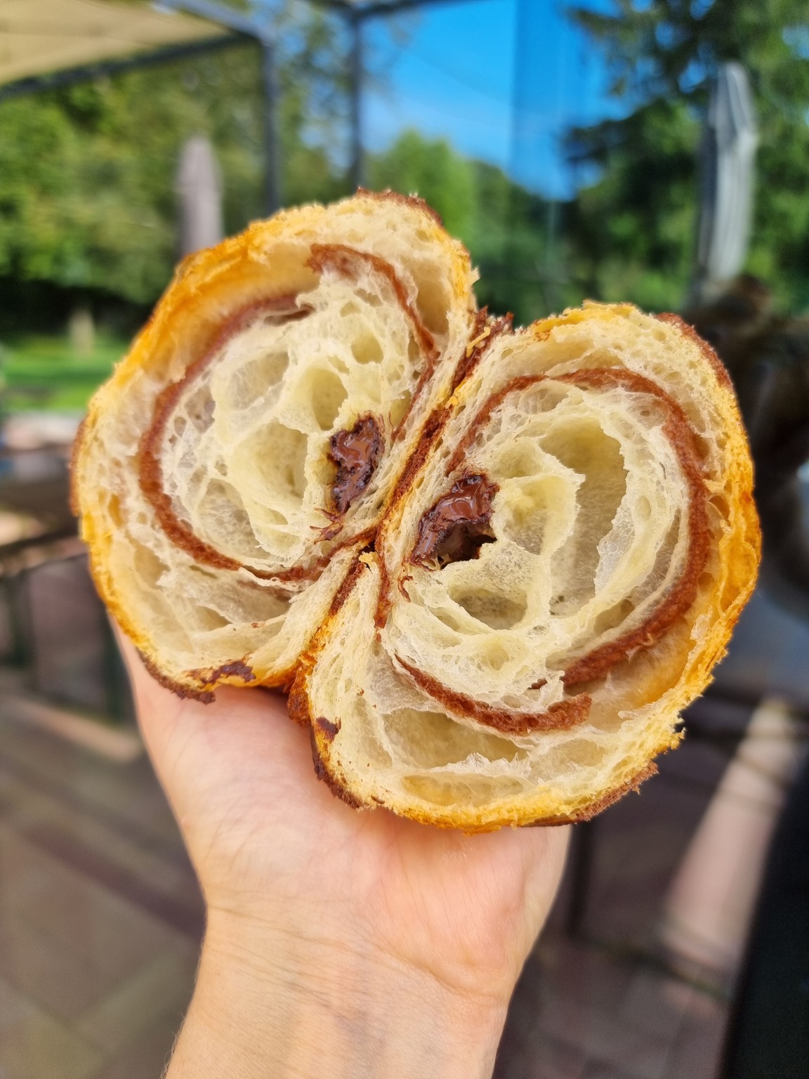 Brioche al cioccolato tagliata a metà