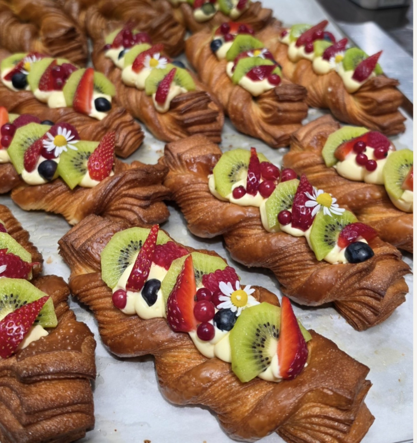Viennoiserie con crema e frutta fresca