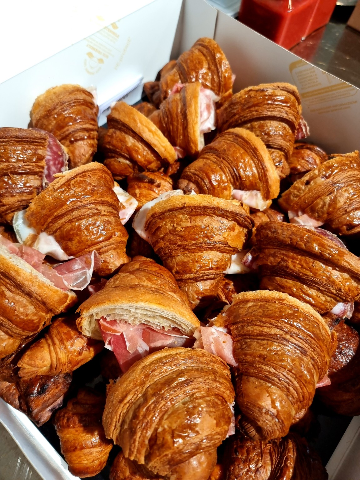 Croissant farciti con salumi per una colazione salata