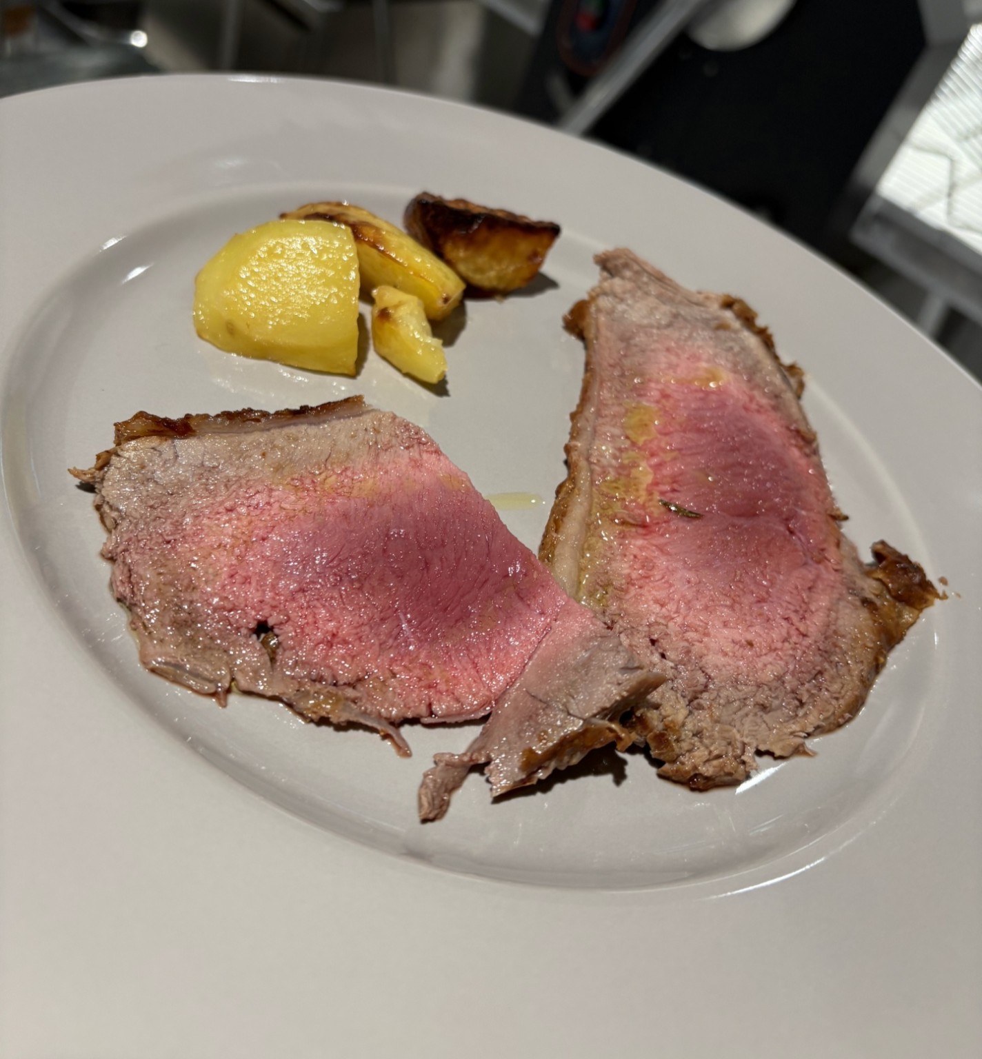 Carne affettata accompagnata da patate
