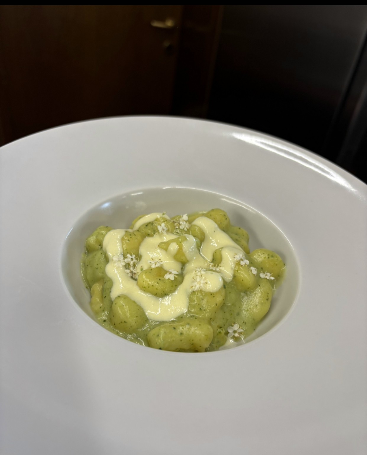 Gnocchi con salsa e piccoli fiori
