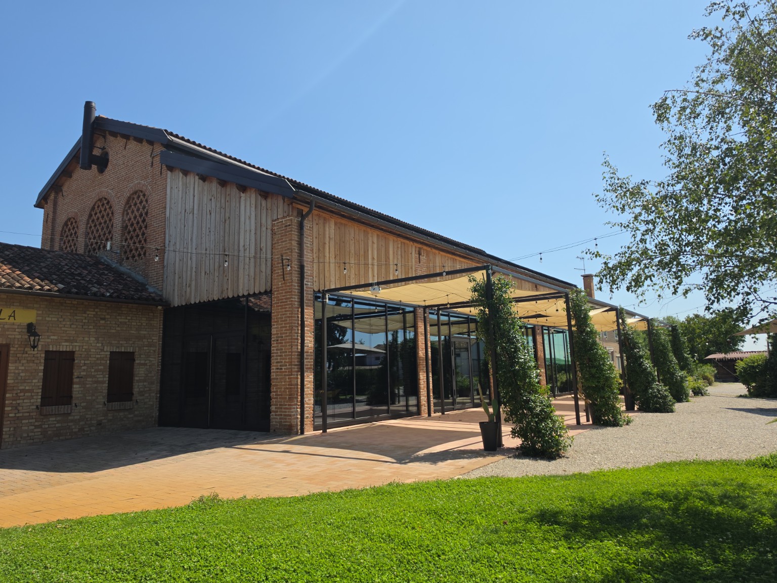 La Calendula: edificio rurale con vetrate e giardino