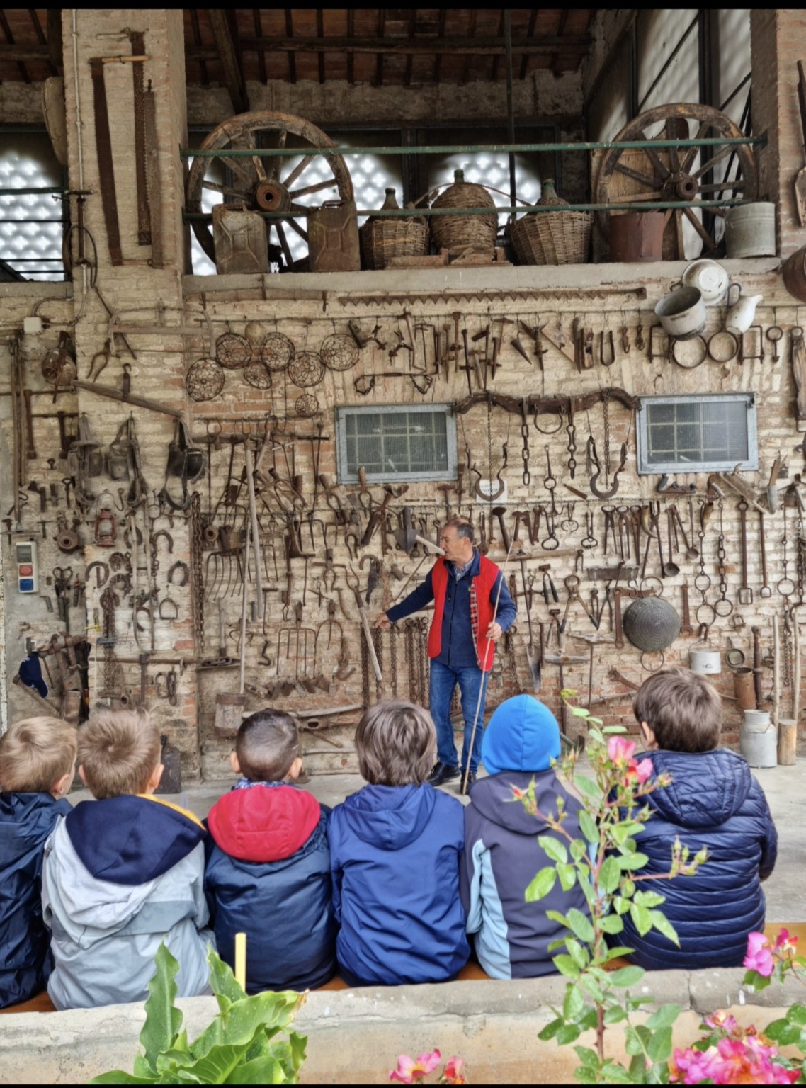 Ettore racconta ai bambini gli attrezzi della vecchia stalla