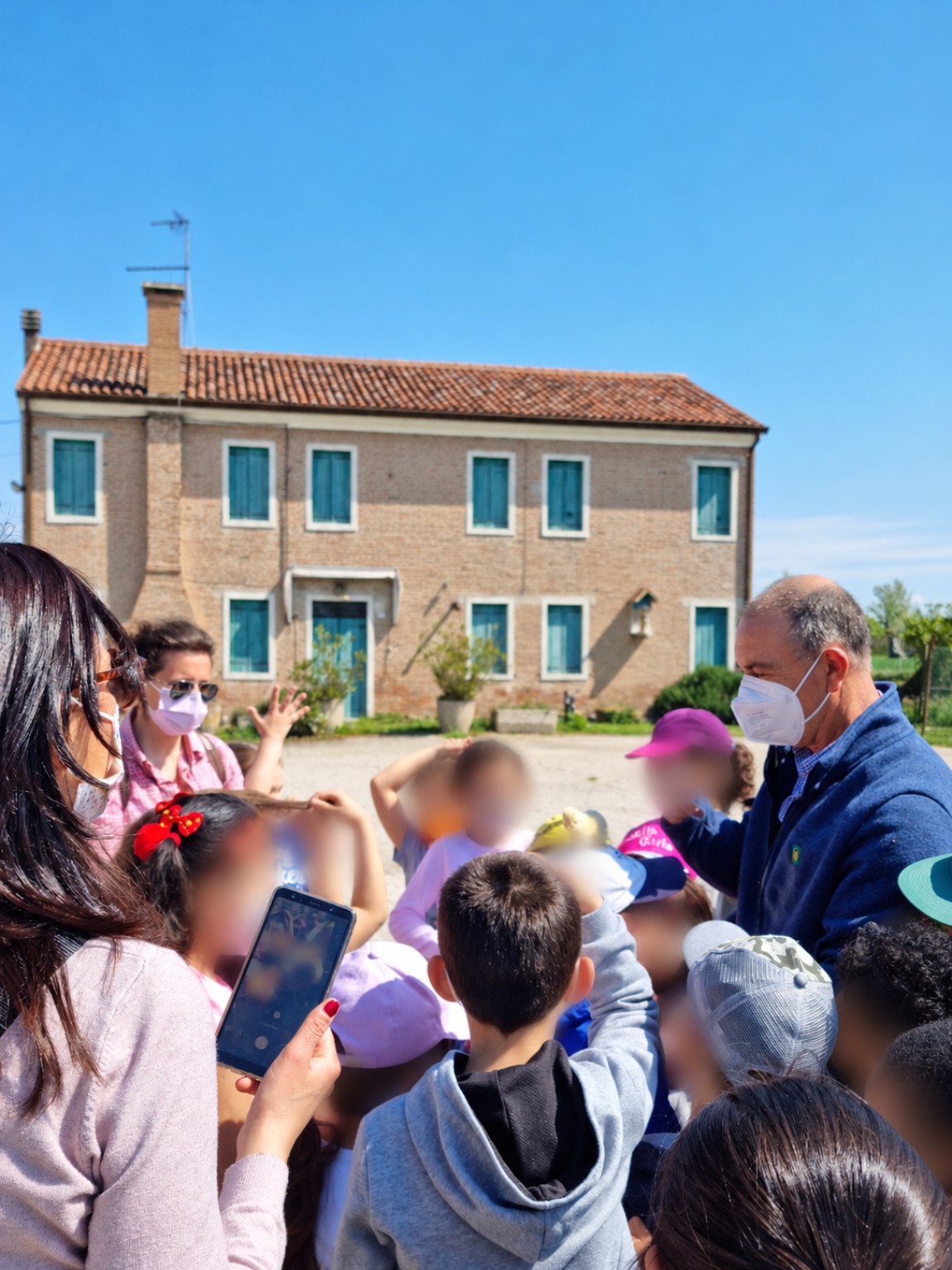 Ettore durante un incontro in fattoria