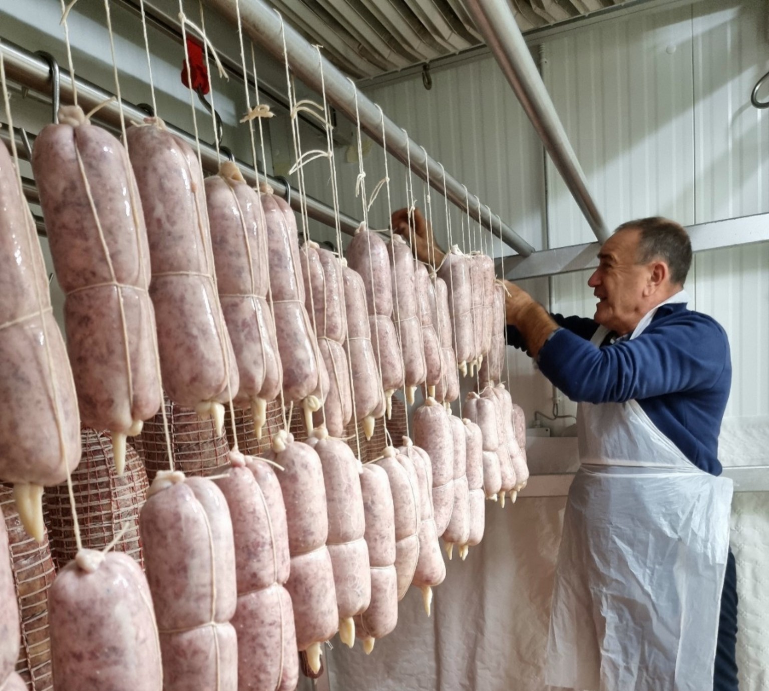La cura dei salumi nel locale aziendale