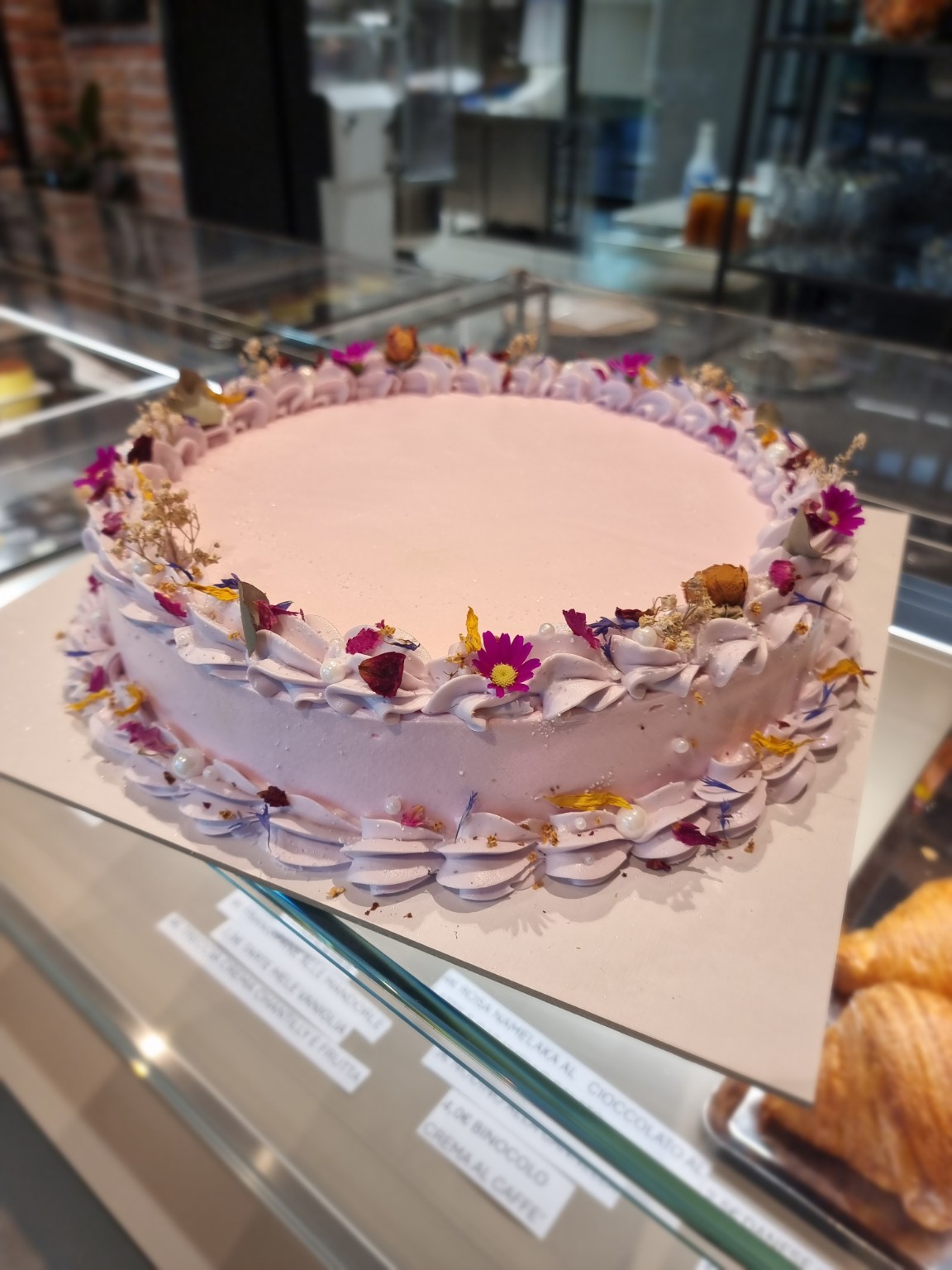 Torta con decorazioni floreali