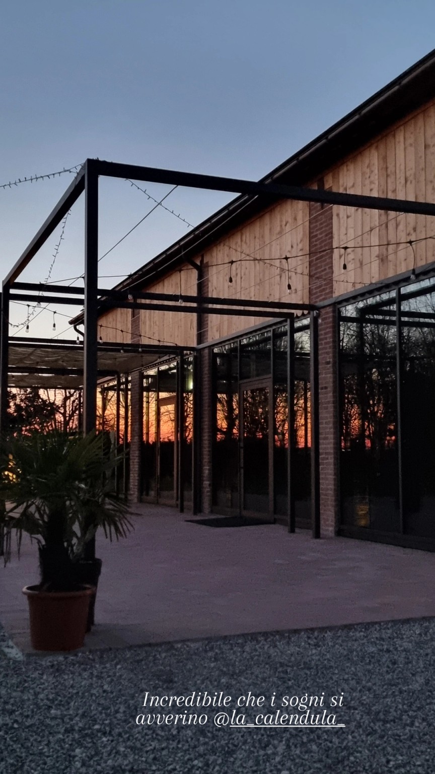 La corte e gli spazi esterni al tramonto