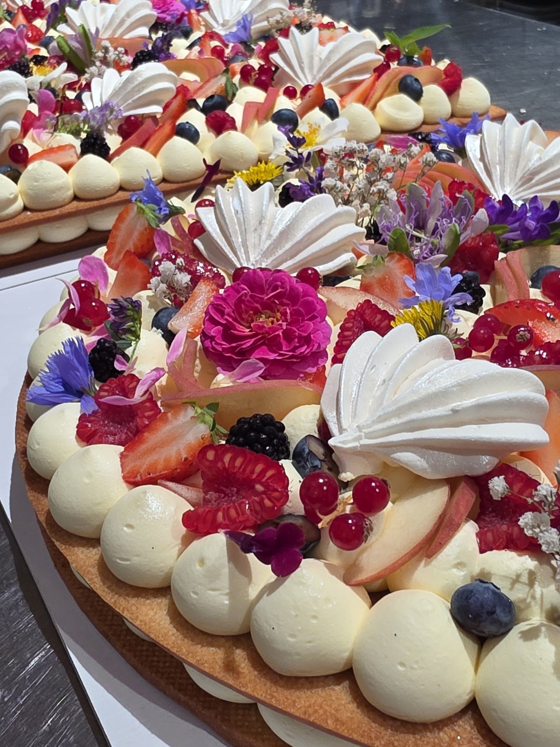 Cream tart con frutta e fiori