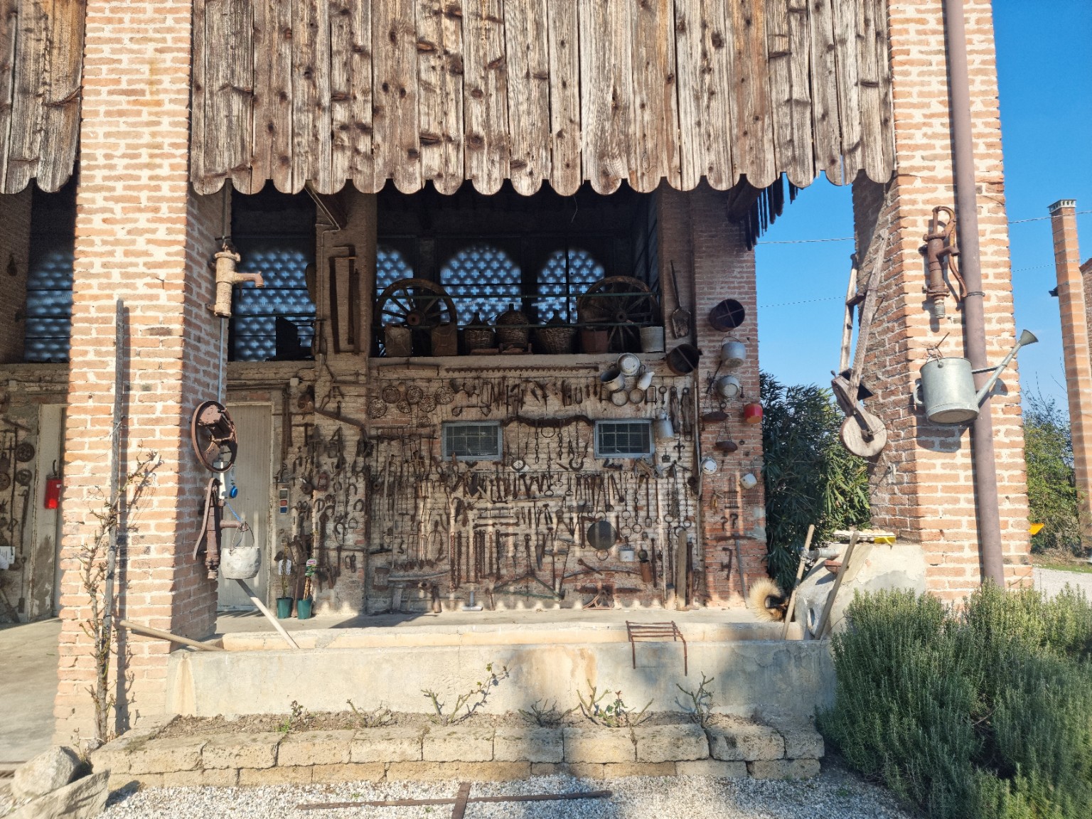 La vecchia stalla con gli attrezzi