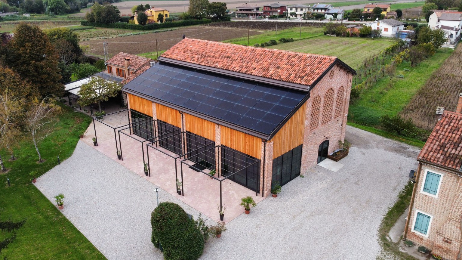 La corte vista dall’alto, tra edifici e campagna