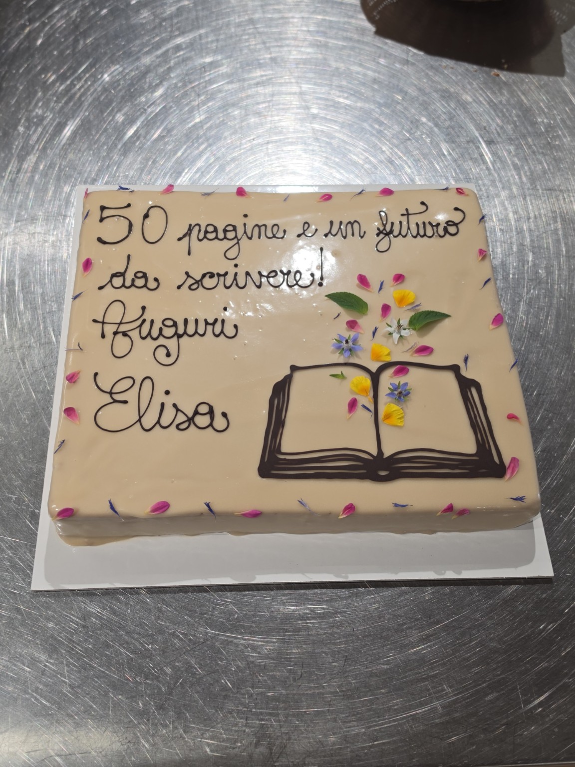 Torta personalizzata a forma di libro