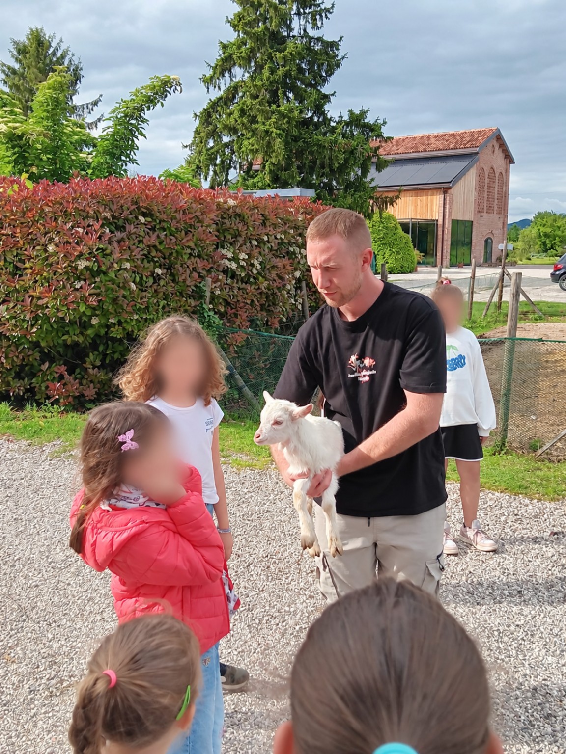 Francesco con un capretto durante la fattoria didattica