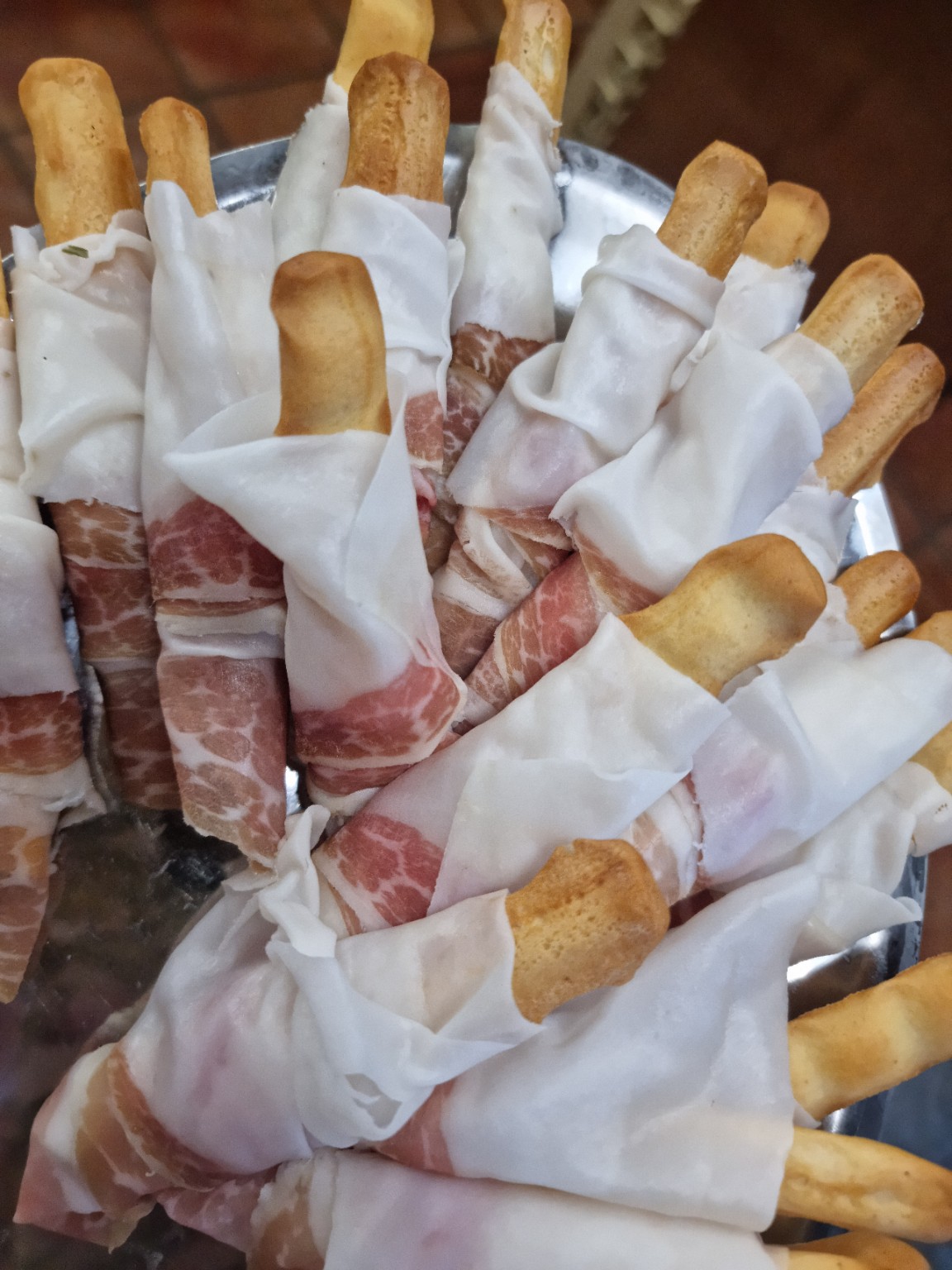 Grissini avvolti con salumi affettati