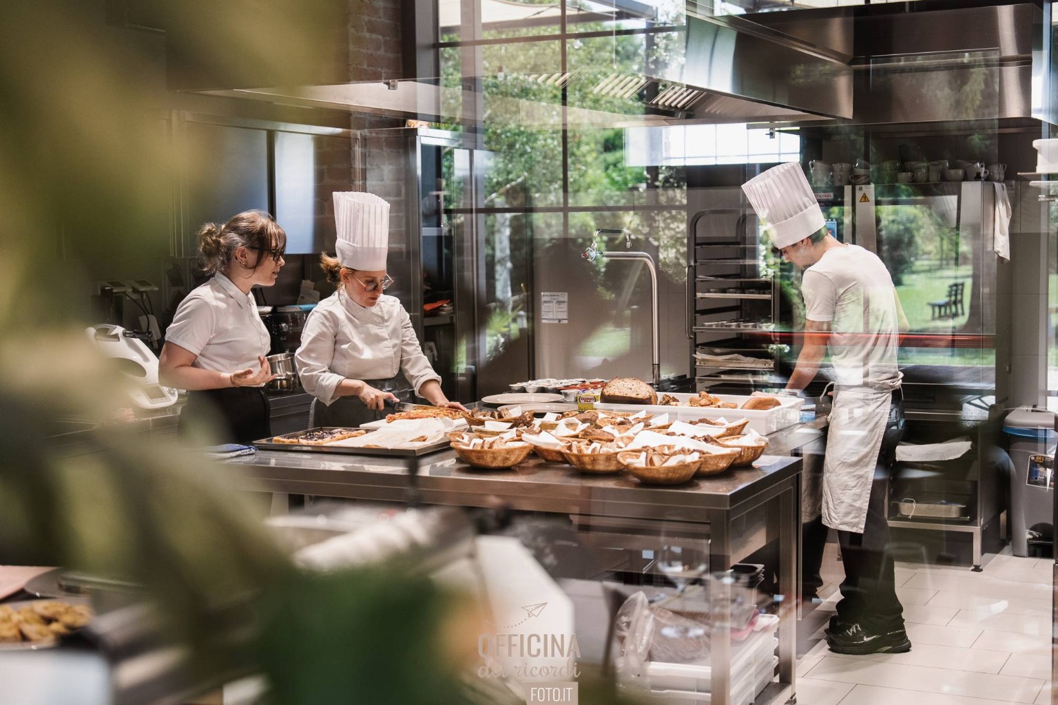 Il gruppo al lavoro nel laboratorio di agripasticceria di La Calendula