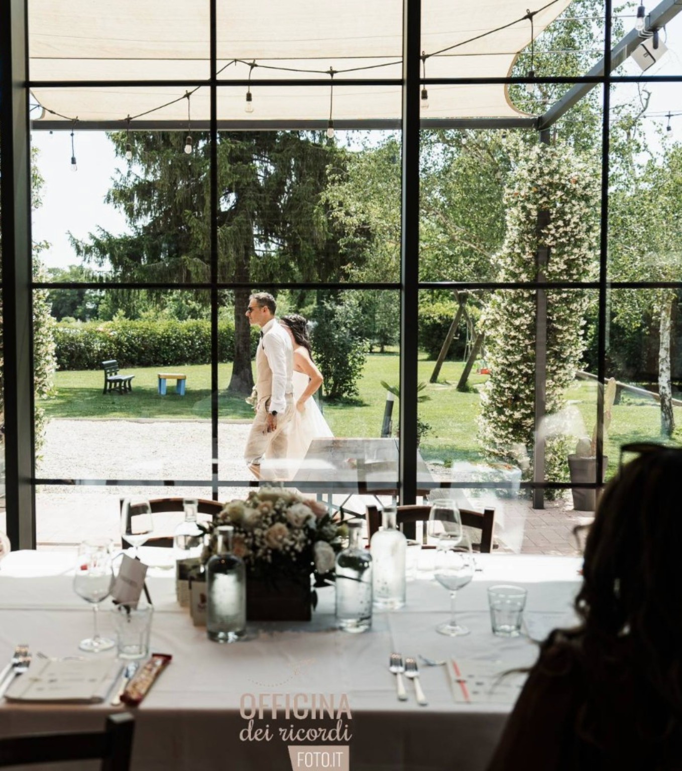Gli sposi all’esterno della sala apparecchiata per il matrimonio