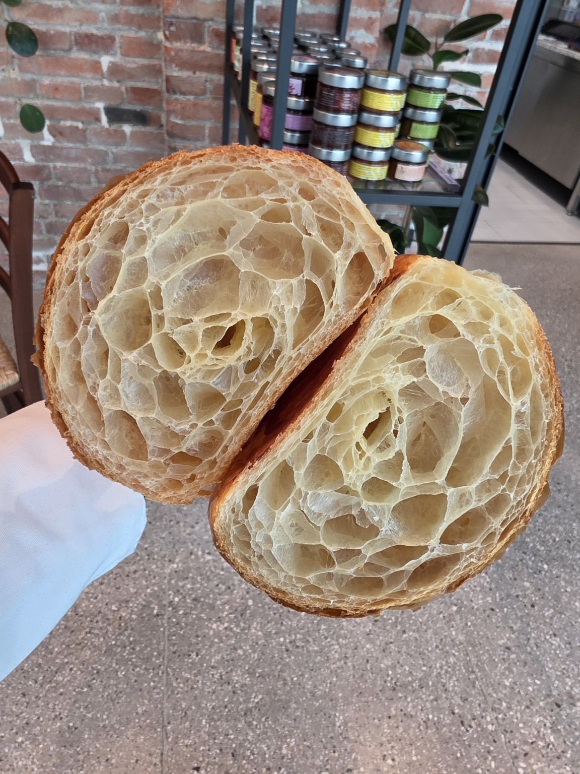 Il pane di La Calendula tagliato a metà