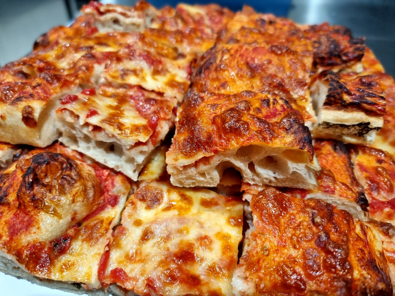 Pizzette al pomodoro tagliate a quadrotti