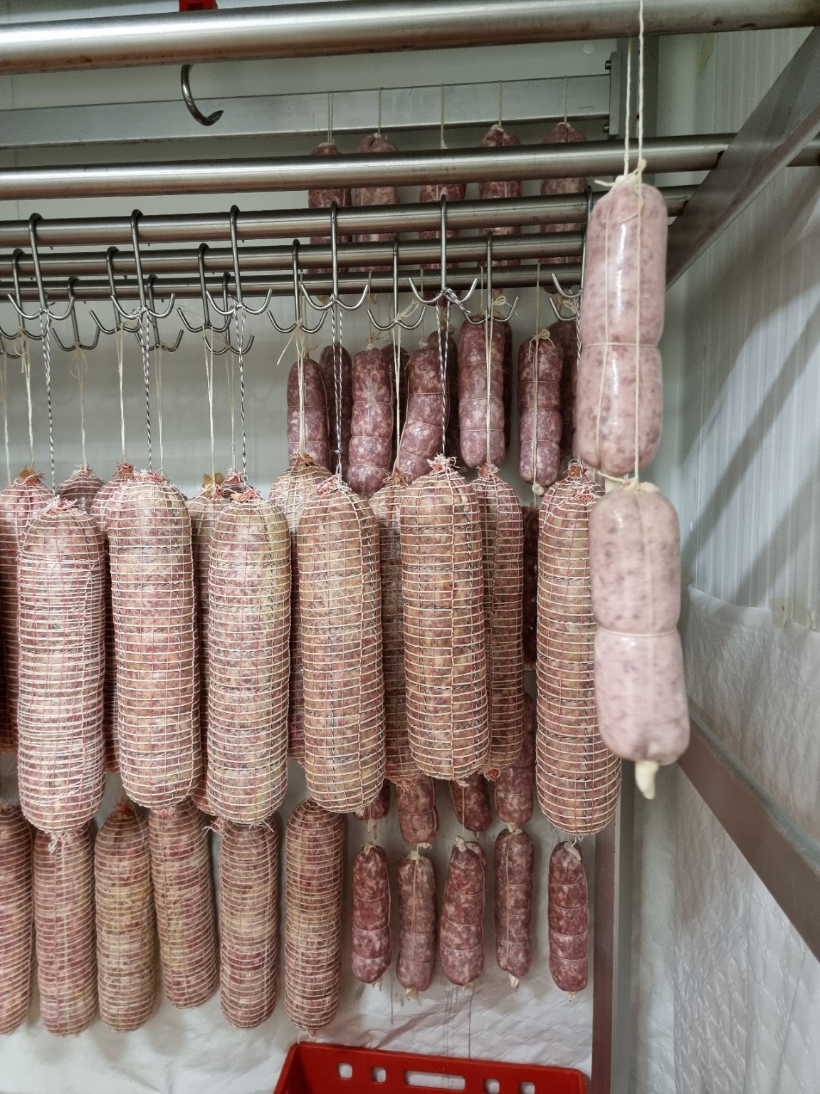 I salumi di La Calendula appesi nel locale aziendale