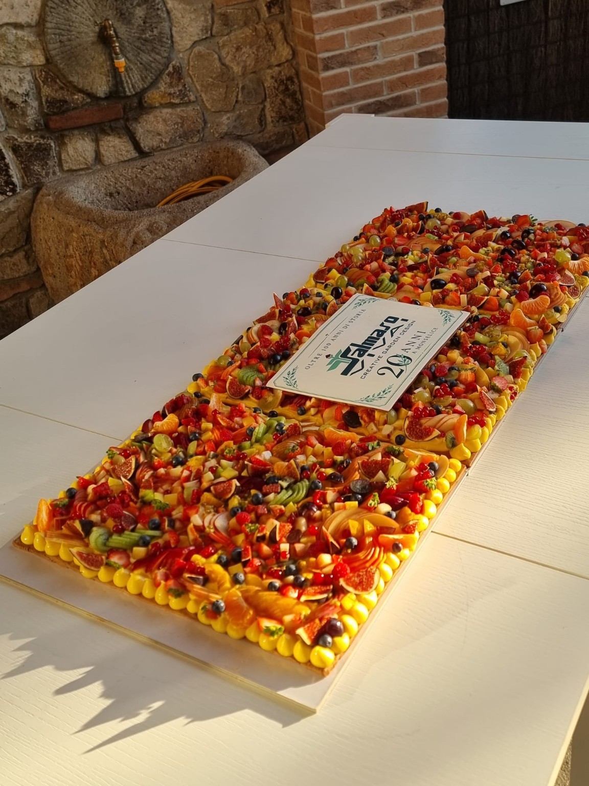Grande torta rettangolare alla frutta personalizzata per un anniversario aziendale