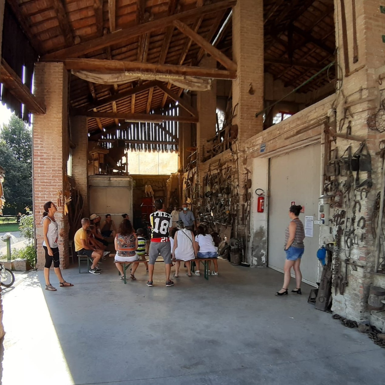 Un incontro sotto il portico della fattoria